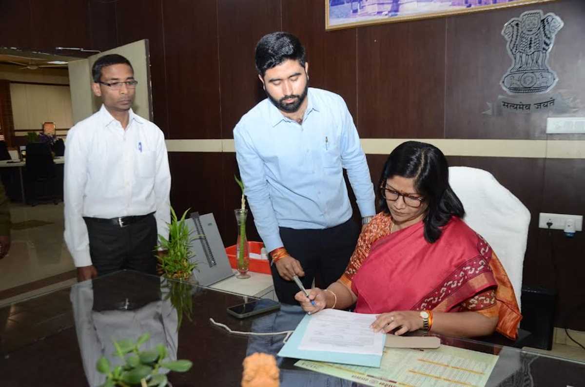 नवागत कलेक्टर ने लिया चार्ज, सीएम के आदेशों को अमल में लाने का दिया आश्वासन